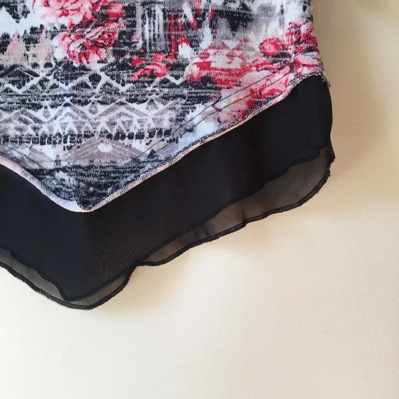 French Laundry Top Floral Size Small 3/4 sleeves V shaped hem - Picture 4 of 10